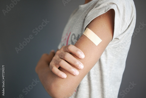 Foto adhesive bandage on young man's arm