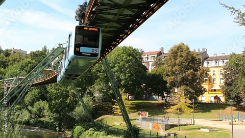 Wuppertal - Deutschlands grünste Großstadt - Schwebebahn in der Natur