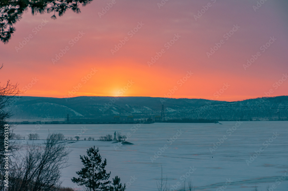 Fototapeta premium A frosty early December morning on the Zhigulyovo Sea, with the Zhigulyovo Mountains in the background! Shot with a Nikon D300S!