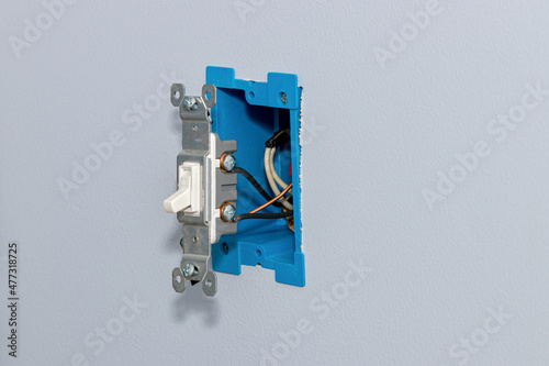 Foto White electrical light switch and wiring in wall