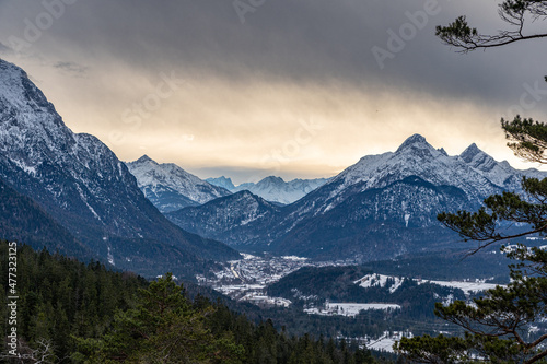 Winterlicher Blick auf Mittenwald vom Schwarzkopf