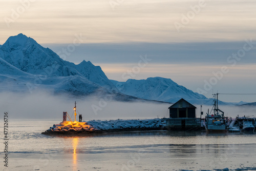 Im kleinen Hafen des Fjords Sørlenangen am Ullsfjord in Norwegen photo