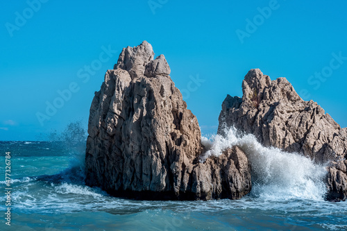 sea coastal cliffs among surf on a windy sunny day Fototapet