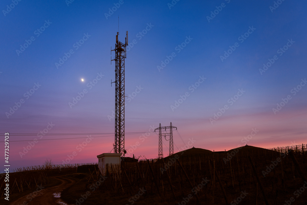 Antenne radio, transport d'électricité et réservoir d'eau prévention incendie au crépuscul