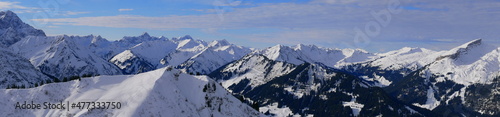 Schneebedeckte Berggipfel im Kleinwalsertal - Widderstein, Walmendingerhorn, Hoher Ifen u.v.m. photo