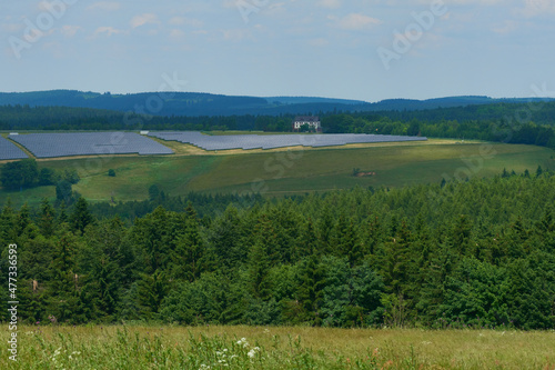 Gro  e Solaranlage im Gebirge in Tschechien  