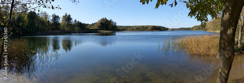Panorama eines im Wald liegenden Badesees in Mecklenburg Vorpommern (Obere Seen, Sternberg)