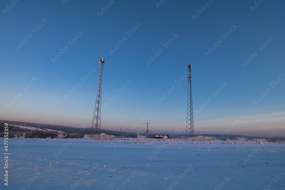 Anteny GSM zimą na ośnieżonych polach. - obrazy, fototapety, plakaty 
