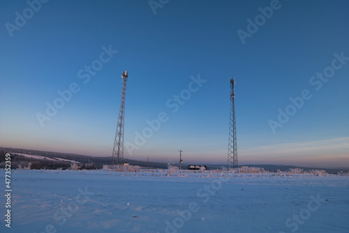 Anteny GSM zimą na ośnieżonych polach. photo