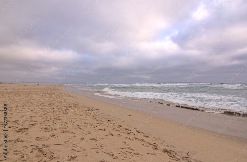 costa, playa y arena junto con el mar en un dia nublado