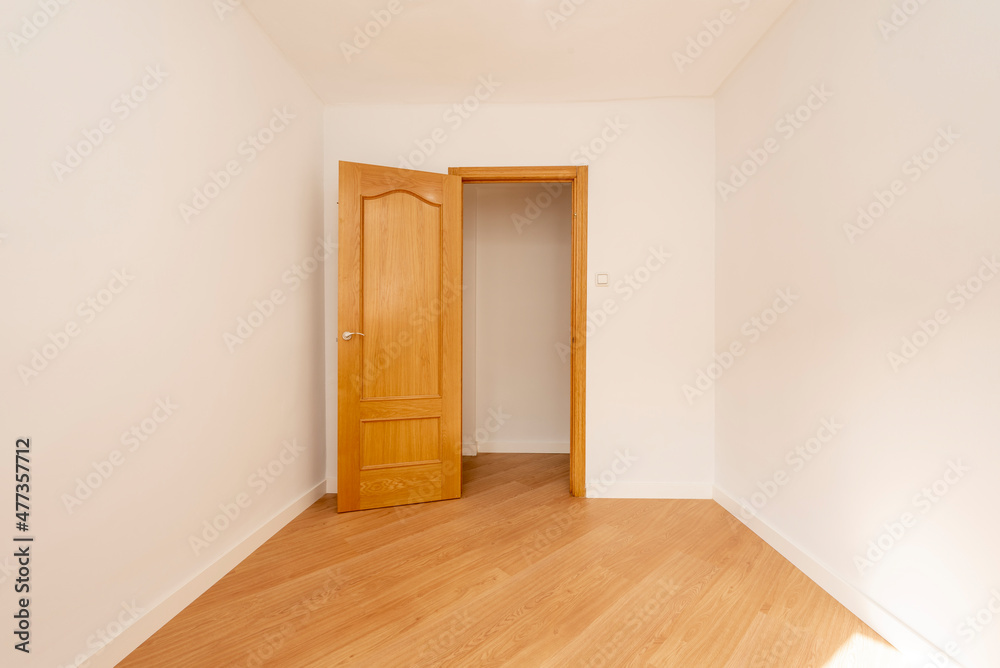 Fototapeta premium Newly painted empty room with oak wood door
