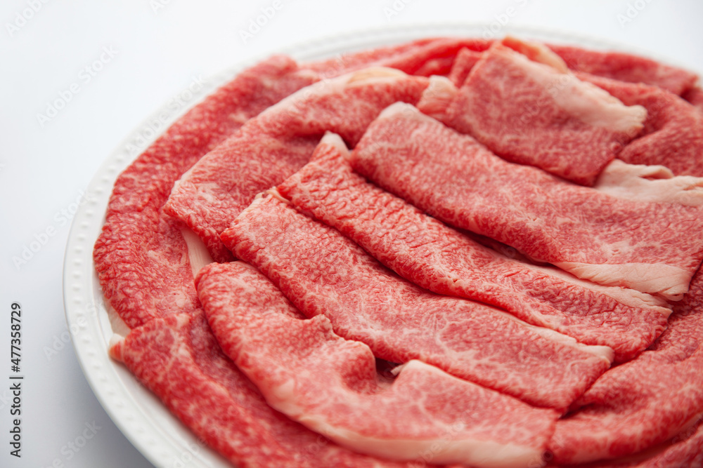 黒毛和牛バラ肉 すきやき用 赤身肉 白背景