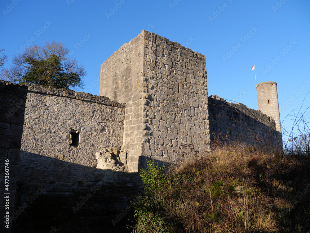 Dicker Turm in der Mauer der Ruine Homburg