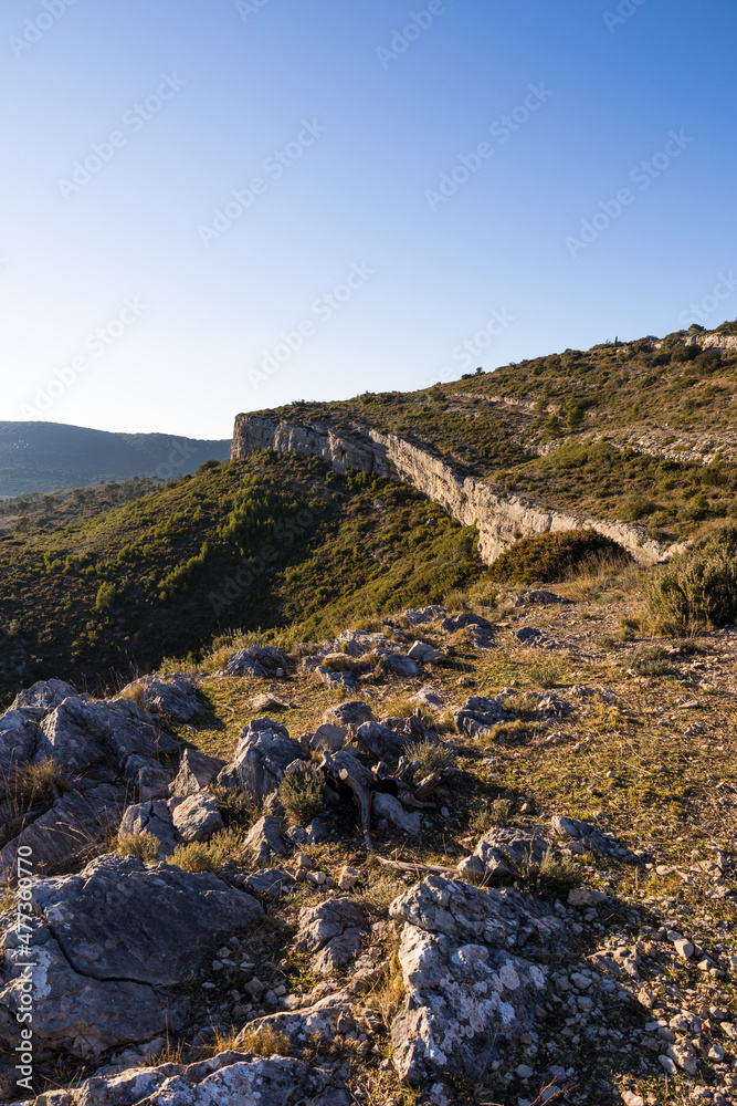 Vue sur le Puech des Mourgues à Saint-Bauzille-de-Montmel (Occitanie, France)