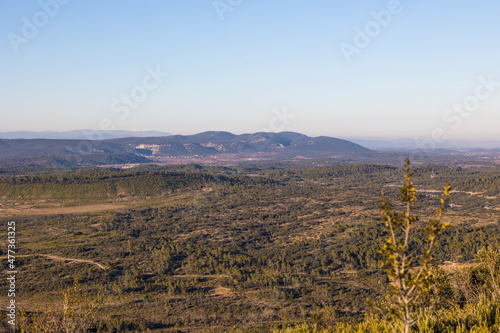 Vue sur la garrigue depuis le Puech des Mourgues à Saint-Bauzille-de-Montmel (Occitanie, France)