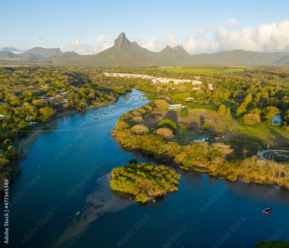 Foto de Aerial view of Riviere du Rempart, a river near Baie du Tamarin