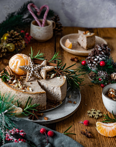 Świąteczny pieczony sernik piernikowy, ciasto, pierniczki, kremowy sernik na święta, dekoracje
