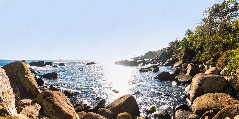Φωτογραφία Stones on the Brazilian tropical coast in Ilhabela, São Paulo, Brazil