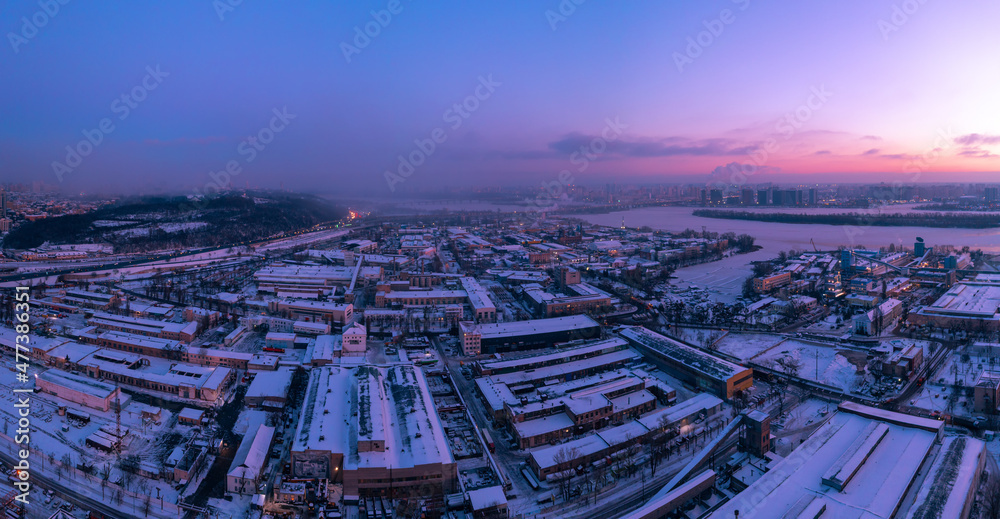Obraz premium Aerial view of the industrial area of the city at dawn.