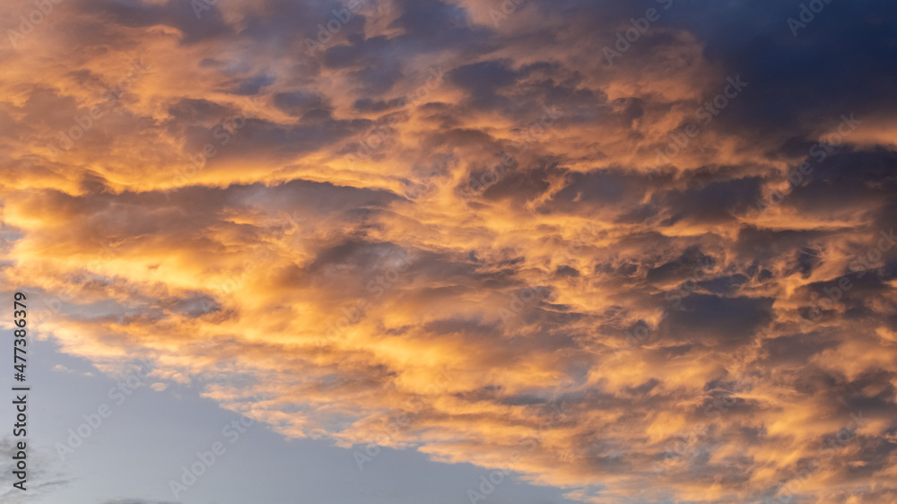 Obraz premium With the sun rising and clouds moving; the beautiful artwork creates itself