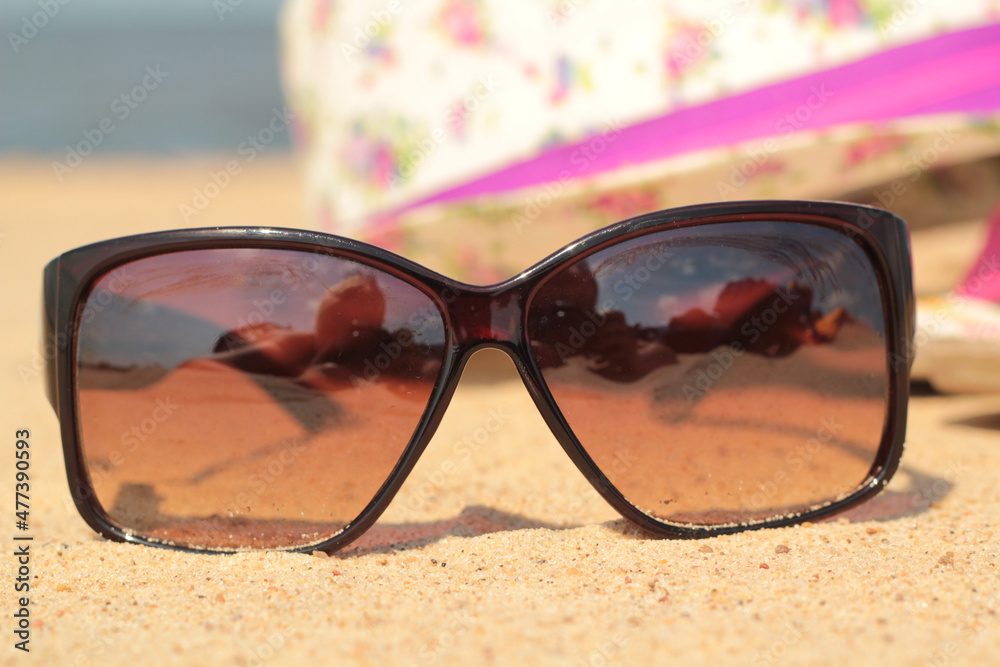 Okulary przeciwsłoneczne na plaży  - obrazy, fototapety, plakaty 