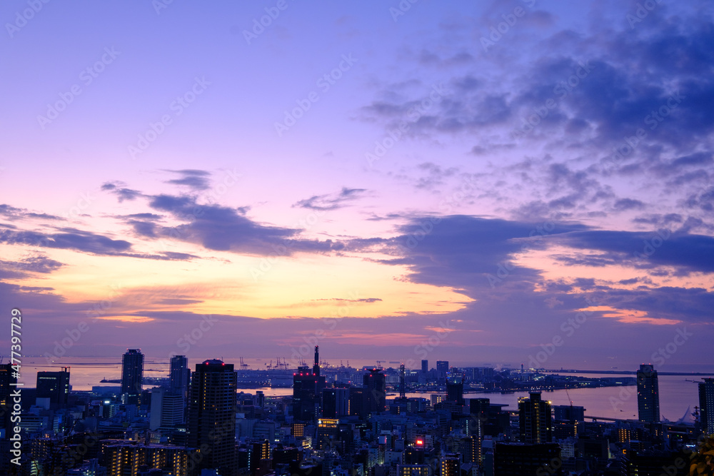 都市の夜明け。神戸元町の高台、ヴィーナスブリッジより神戸市街地を臨む。