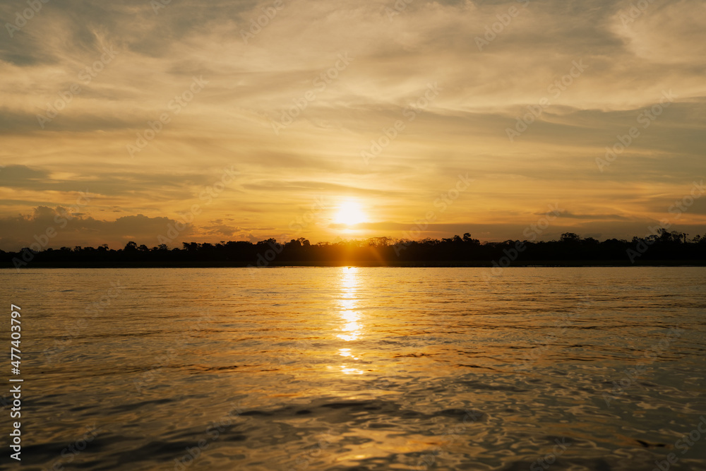 Vista de atardecer desde el río Ucayali en Pucallpa 