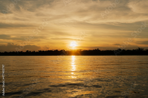 Vista de atardecer desde el r  o Ucayali en Pucallpa 