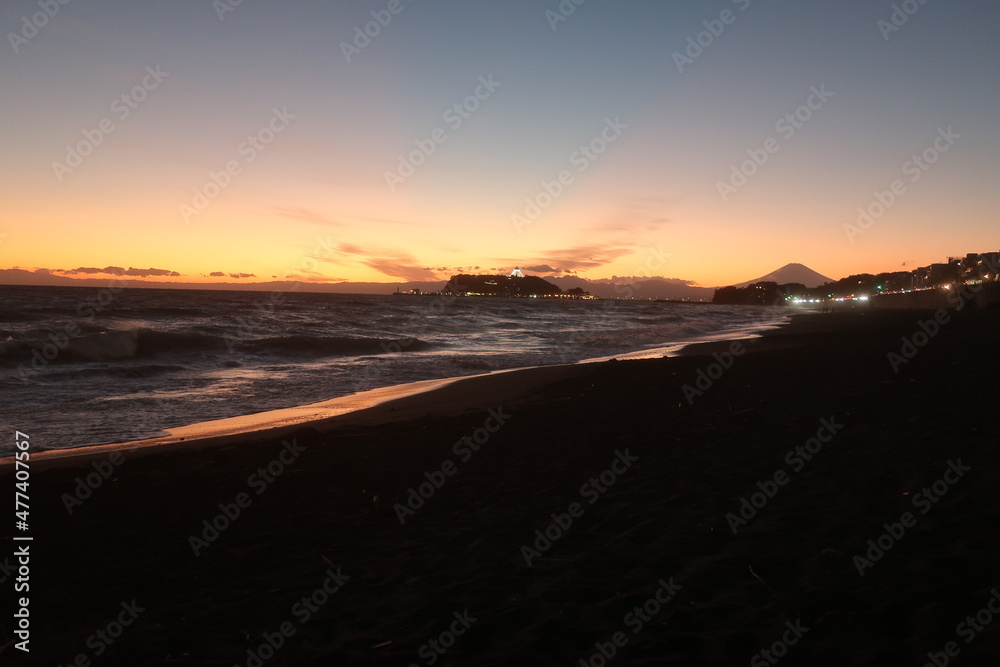 七里ヶ浜から見る富士山と江ノ島の夕景
