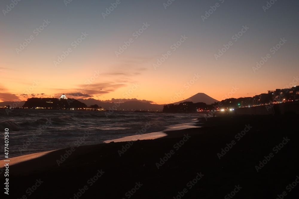 七里ヶ浜から見る富士山と江ノ島の夕景
