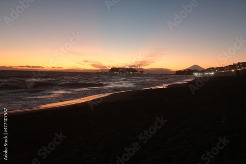 七里ヶ浜から見る富士山と江ノ島の夕景 