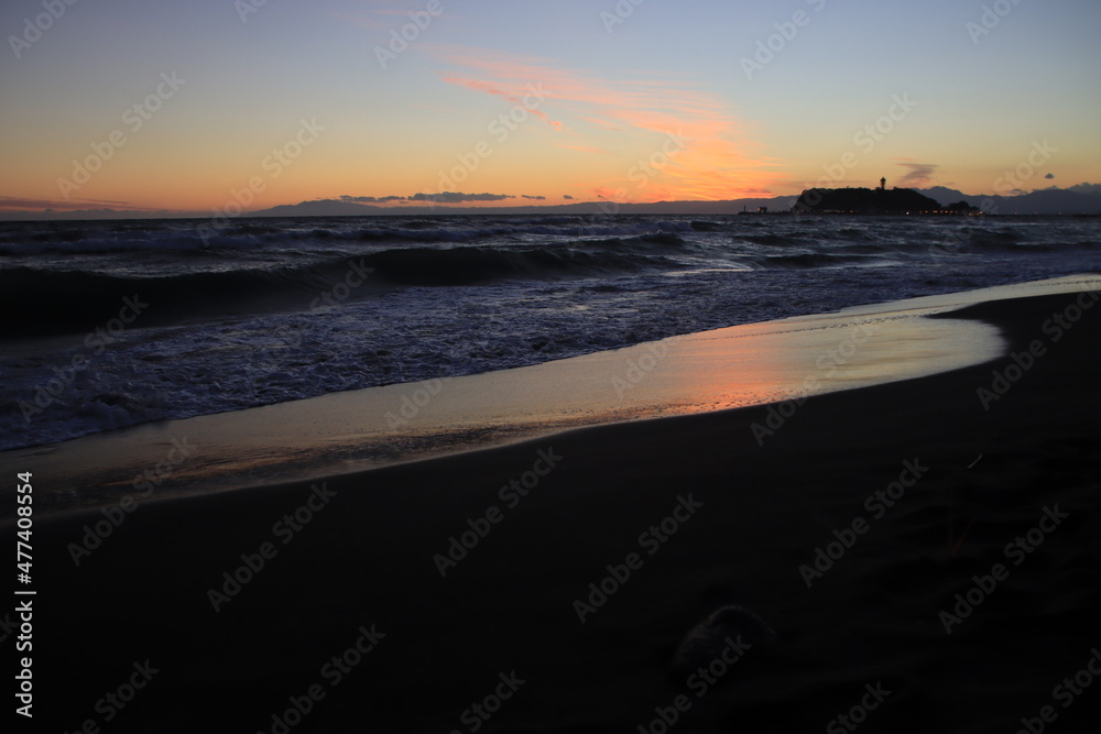 Obraz premium 七里ヶ浜から見る江ノ島の夕景