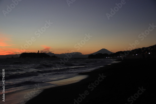 七里ヶ浜から見る富士山と江ノ島の夕景