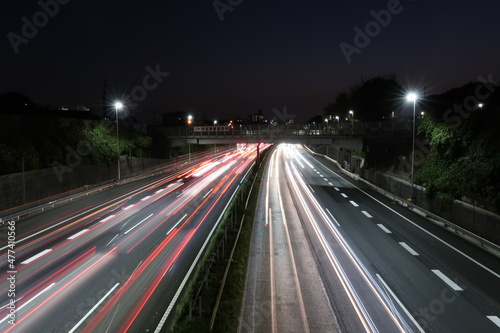 日没の東名高速道路大和トンネル付近の景色