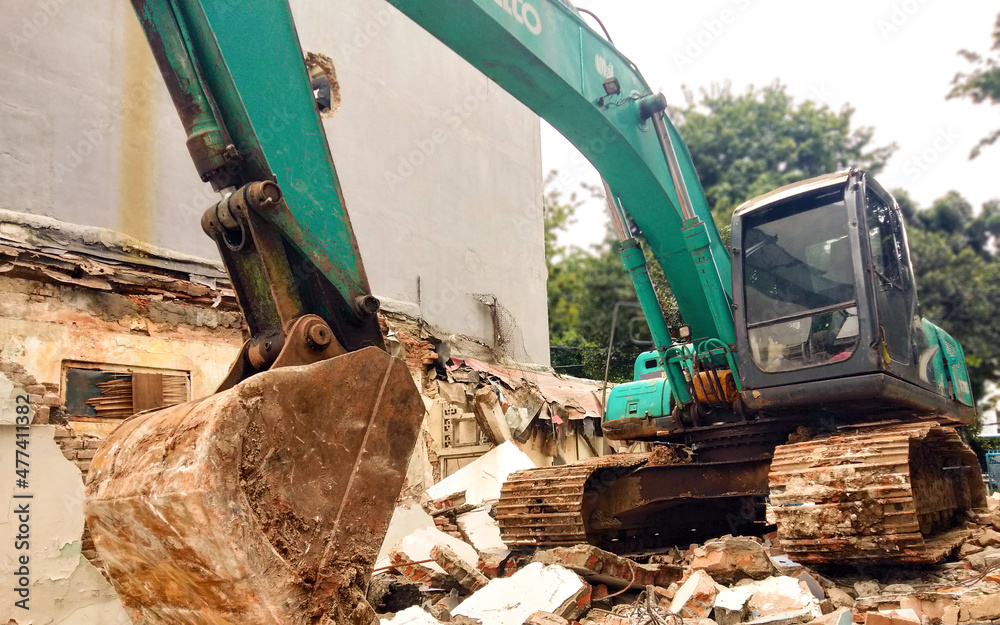 Fototapeta premium Excavators or dumbbells are types of heavy equipment that are generally used to dig soil and move soil or other materials into cargo trucks.