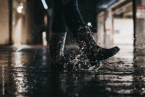 Foto rain boots splashing