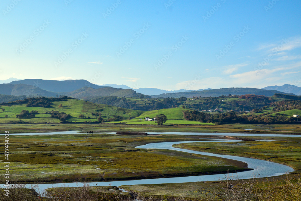 Naklejka premium El cauce del río a su paso por cantabria