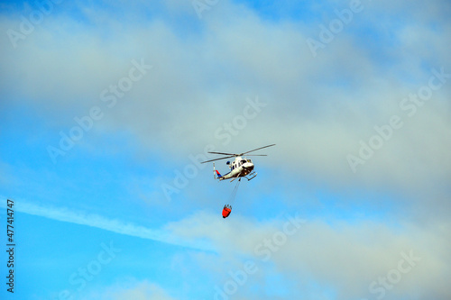 Helicoptero en el cielo azul