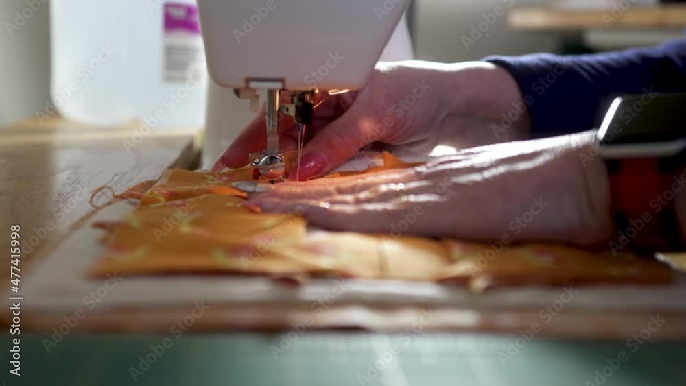 Making a potholder by stitching quilt scraps together in slow motion - ORANGE SCRAPS SERIES Making a potholder by stitching quilt scraps together in slow motion - ORANGE SCRAPS SERIES