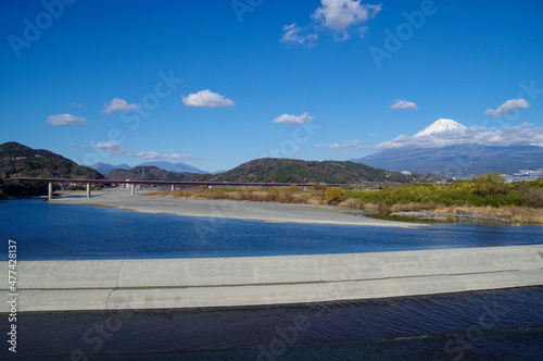 Fototapeta Naklejka Na Ścianę i Meble -  富士川に設置されている堰堤