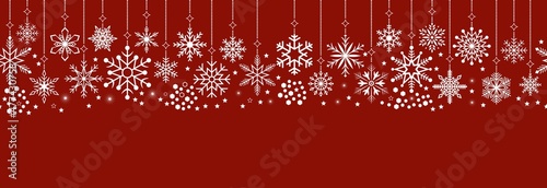 Nahtloses Weihnachtsornament vektor mit weissen Schneeflocken.
Hängende weisse Weihnachtsdekoration auf einem roten Hintergrund.