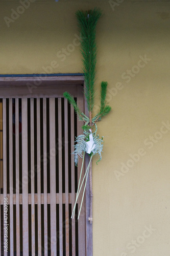 新年を迎える準備ができた料亭の入り口　東京、赤坂5丁目の街の風景