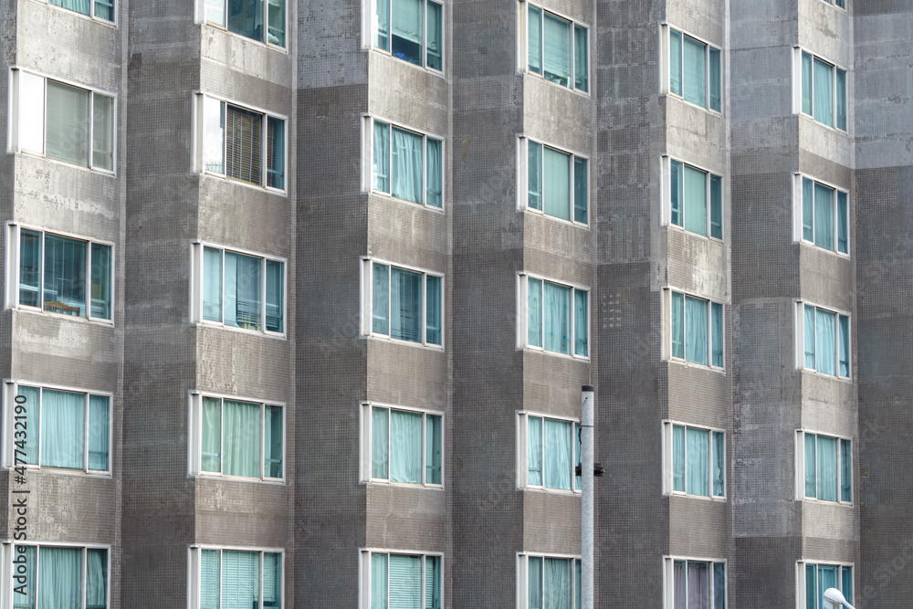 立体的な建物が表参道沿いに建つ