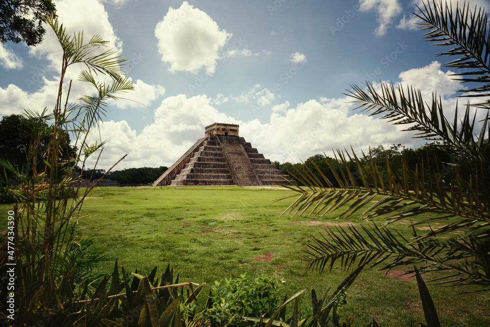 Φωτογραφία The view of Temple of Kukulcán at Chichen Itza in Yucatan, Mexico from the fores