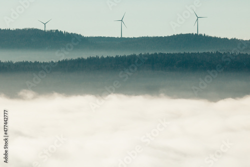 éolienne au dessus d'un nuage de pollution