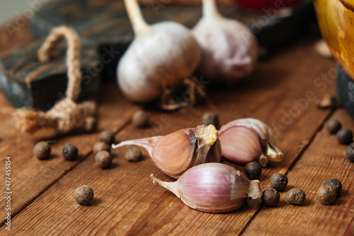 Fotografia Garlic, garlic clove, allspice on vintage wooden background
