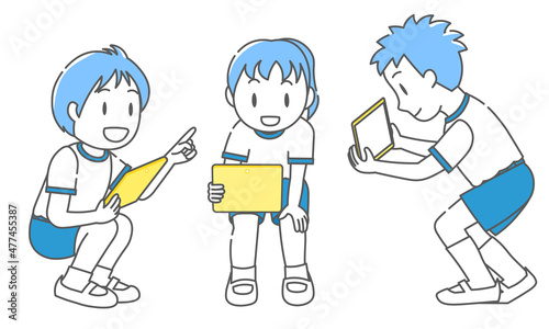 タブレットを使った学習で、3人で話し合う子供たち