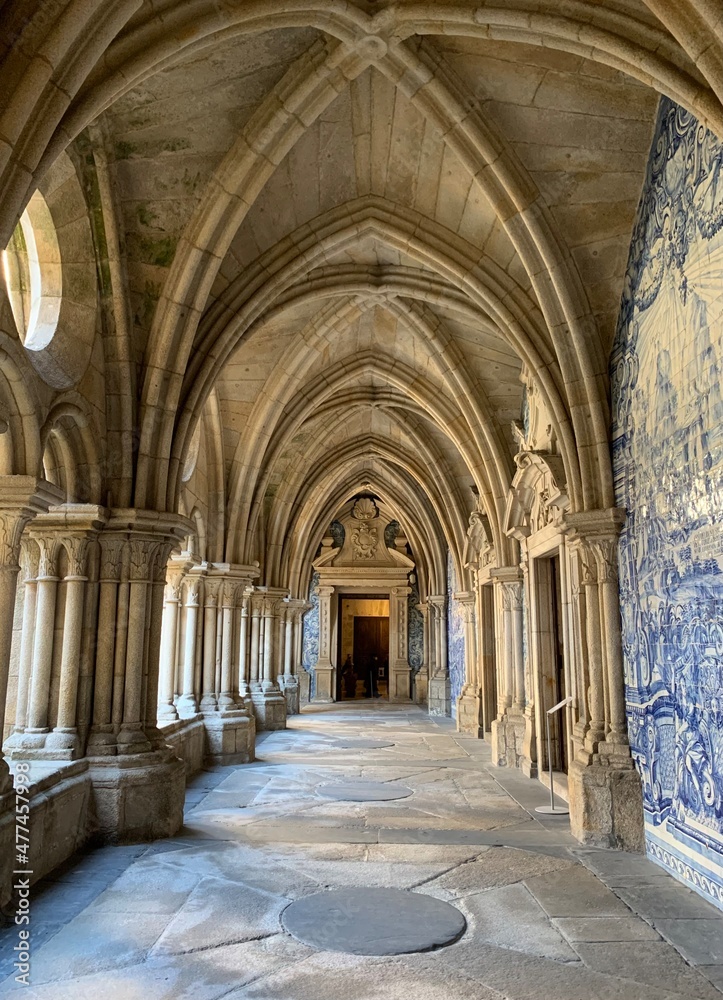 Archway in Porto cathedral
