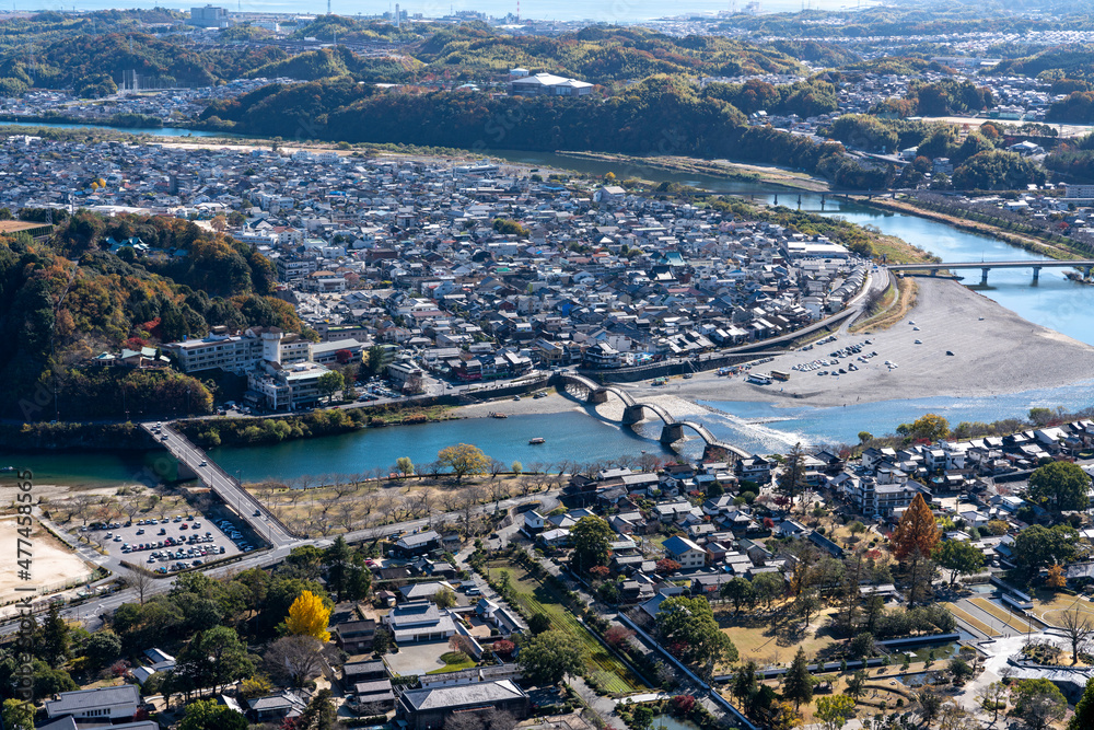 Naklejka premium [山口県]晴天の錦帯橋と岩国市街