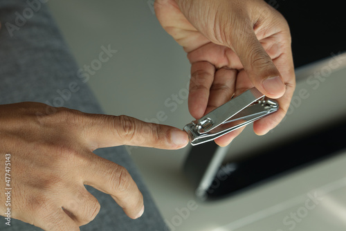 Hand cutting nails using nail clipper - close up   foot fringer